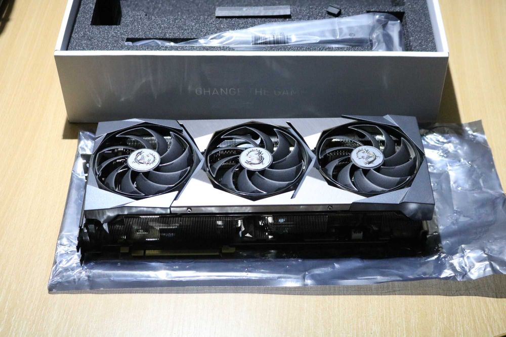 Відеокарта MSI GeForce RTX 3090 SUPRIM X 24G.