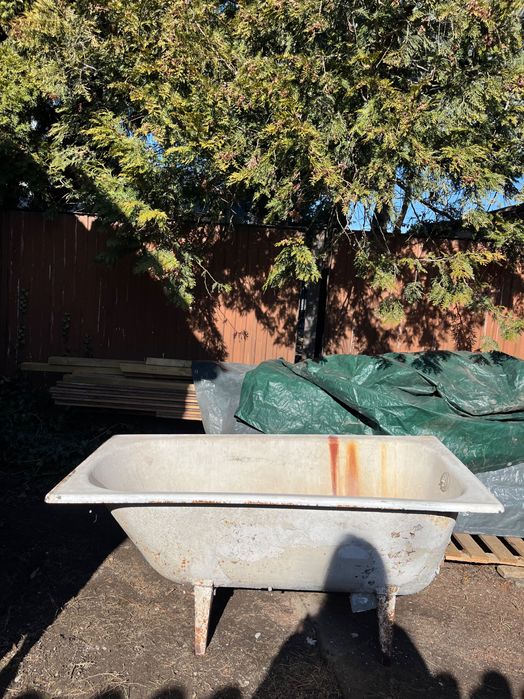 Stara żeliwna wolnostojąca wanna na nóżkach