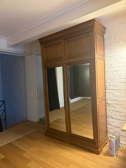 Roupeiro em Madeira Maciça com Portas Espelhadas – Excelente Estado