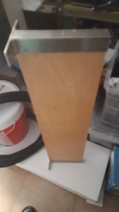 Duas parteleiras IKEA como novas