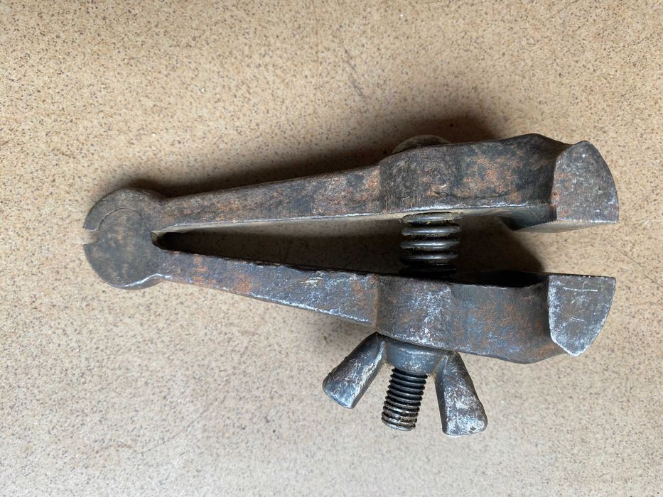 Stary ścisk metalowy. (1)