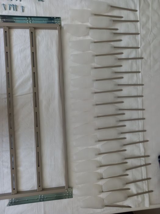 Wysuwany stelaż na buty Komplement do szafy Pax od IKEA.