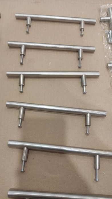 Vendo 18 puxadores de porta e 8 dobradiças e 5 pés reguláveis