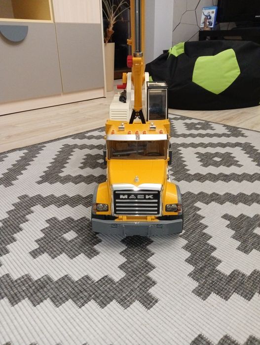 BRUDER Mack Granite Dźwig Liebherr 02818 Żuraw  - zabawka dla  dzieci