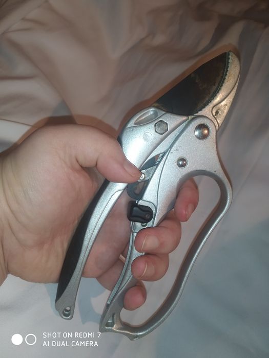 Секатор Центроинструмент с храповым механизмом мощный для обрезки