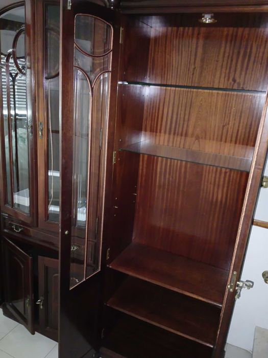 Cristaleira de madeira