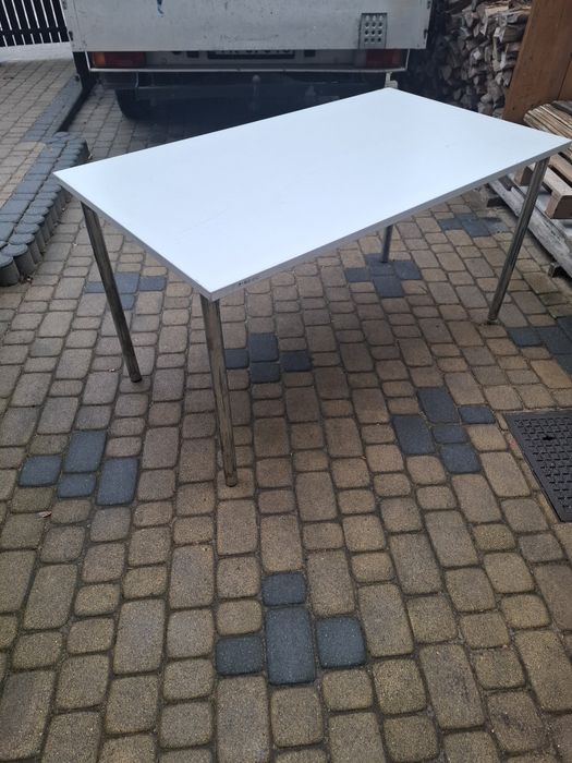 Stół na metalowej ramie solidny