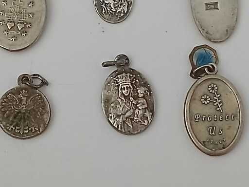 Zestaw 9 starych medalików