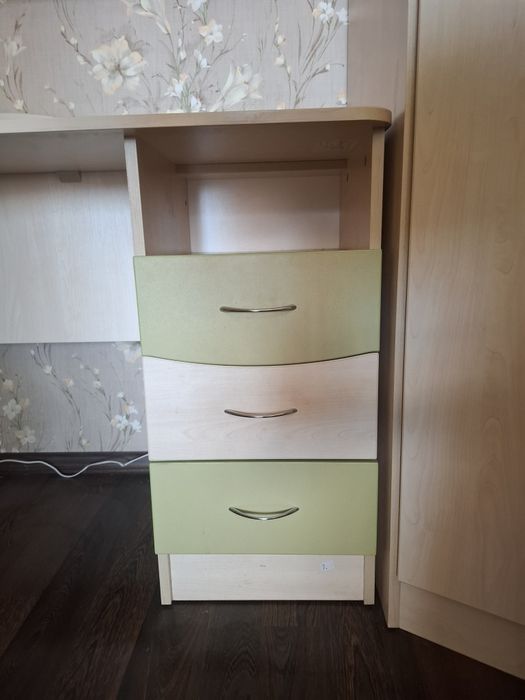 Продам дитяче ліжко-горище зі столом, шафою та шухлядами