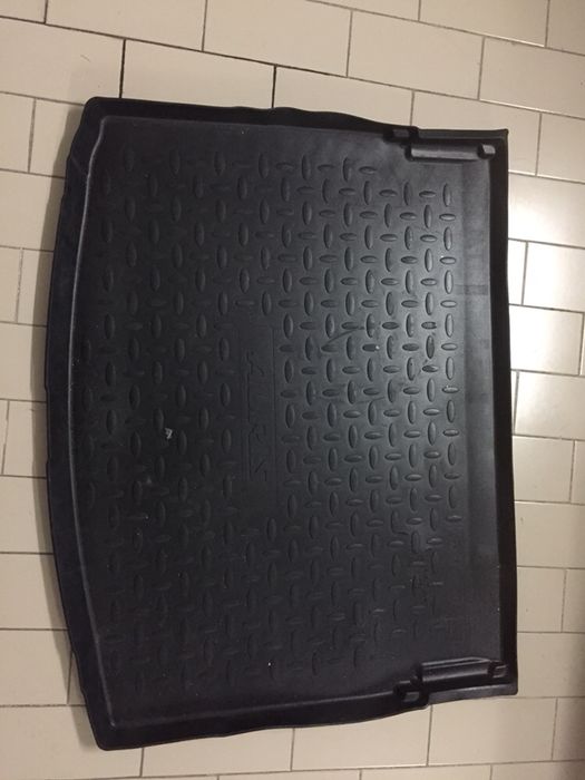 Tapete para mala em borracha Toyota Auris II