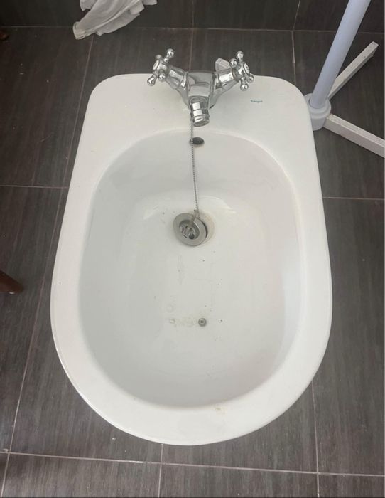 Bidé com torneira