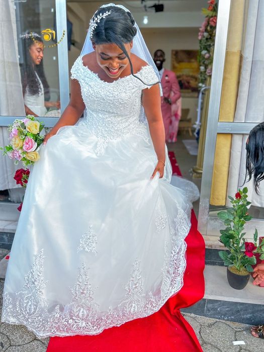 Vestido de Casamento estilo Princesa com assessórios com armação