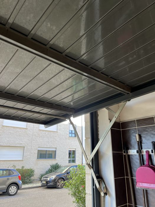 Portão de garagem com motor elétrico