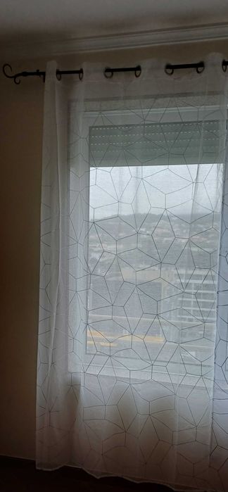 Cortinas brancas com trabalho preto