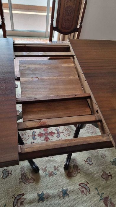 Conjunto Mesa e 8 Cadeiras em Madeira Vintage