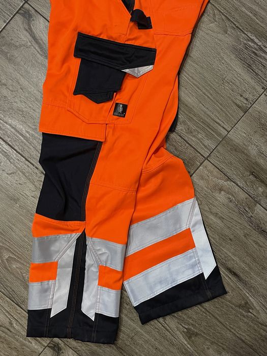 Meskie spodnie robocze ogrodniczki MASCOT z kieszeniami na kolanach 52