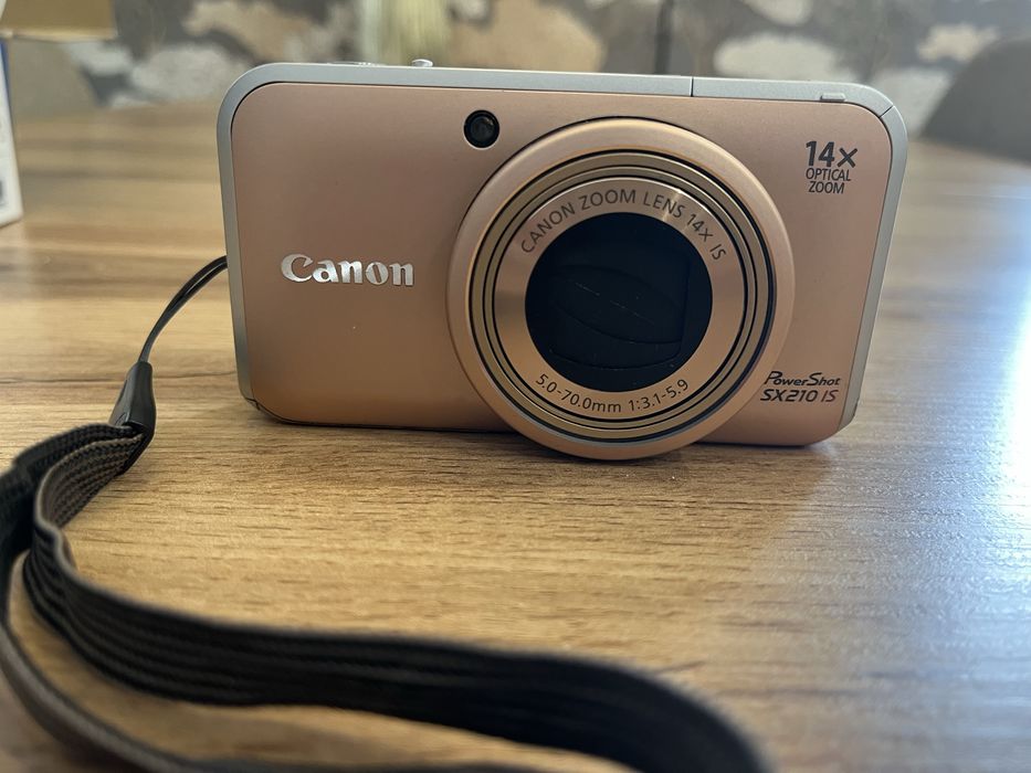 Цифровий фотоапарат бренду Canon, модель SX 210IS.