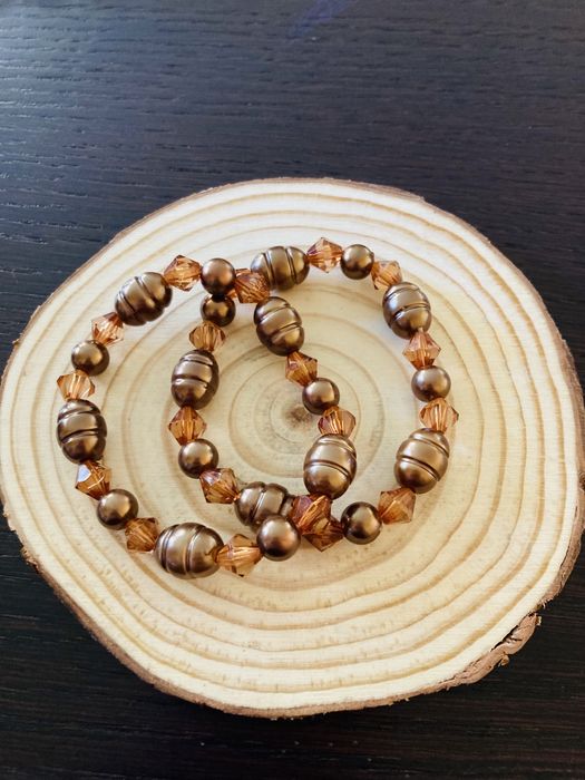 2 brazowe bransoletki na gumce