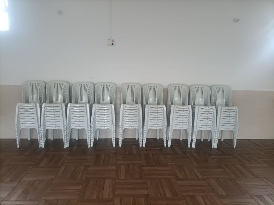Cadeiras mesas brancas