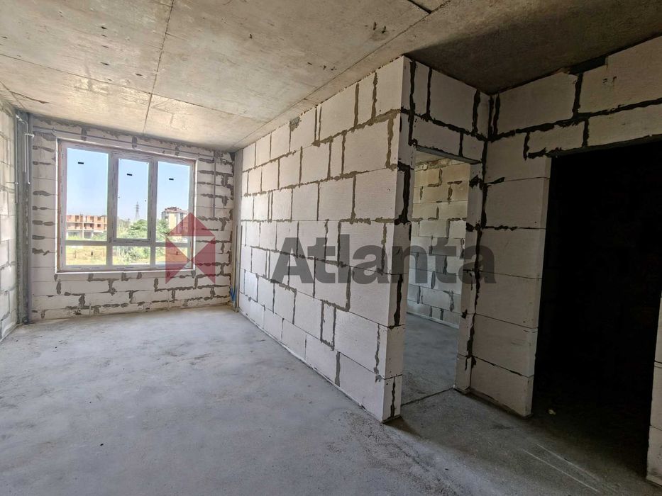 Простора квартира з кладовкою в новому будинку з АГВ в Великодолинском