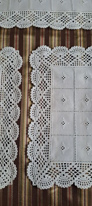 Conjunto 3 Naperons Novos, feitos à mão 
Medidas
Grande 95x30cm
Pequen