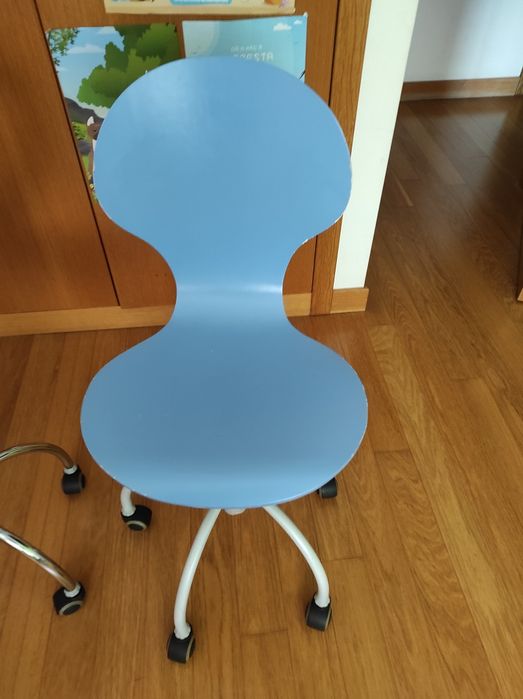 Cadeiras rotativas coloridas