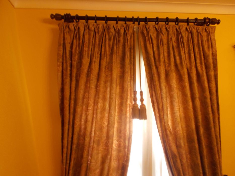 Cortinado com varão em madeira e reposteiros