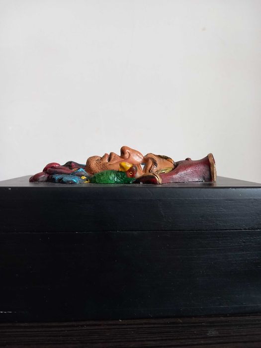 szkatułka drewniana z piratem