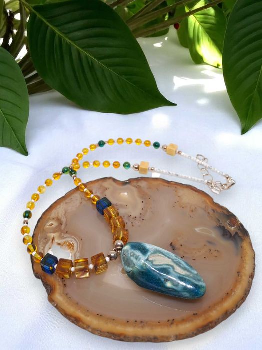 Korale z bursztynu, bursztyn kostka, kula, niebieski bursztyn #735