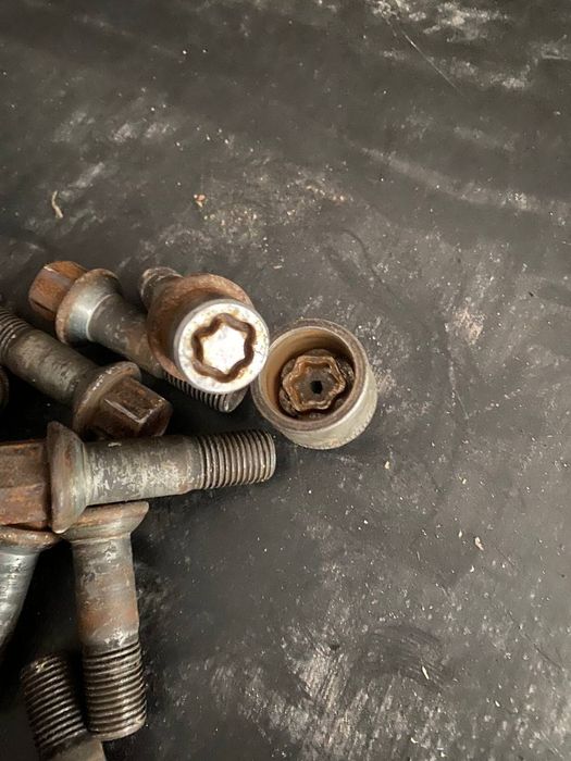 Комплект болтів на титани мерс w220 s320 s400 e280 e270