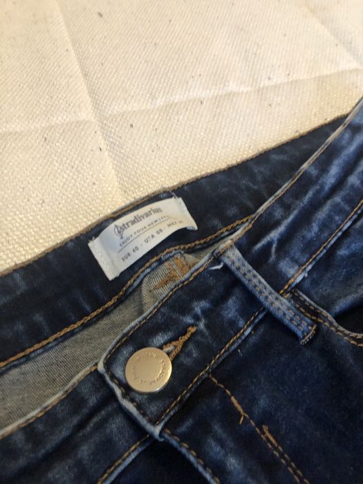 Calça jeans com rasgões. Tamanho 40 Stradivarius
