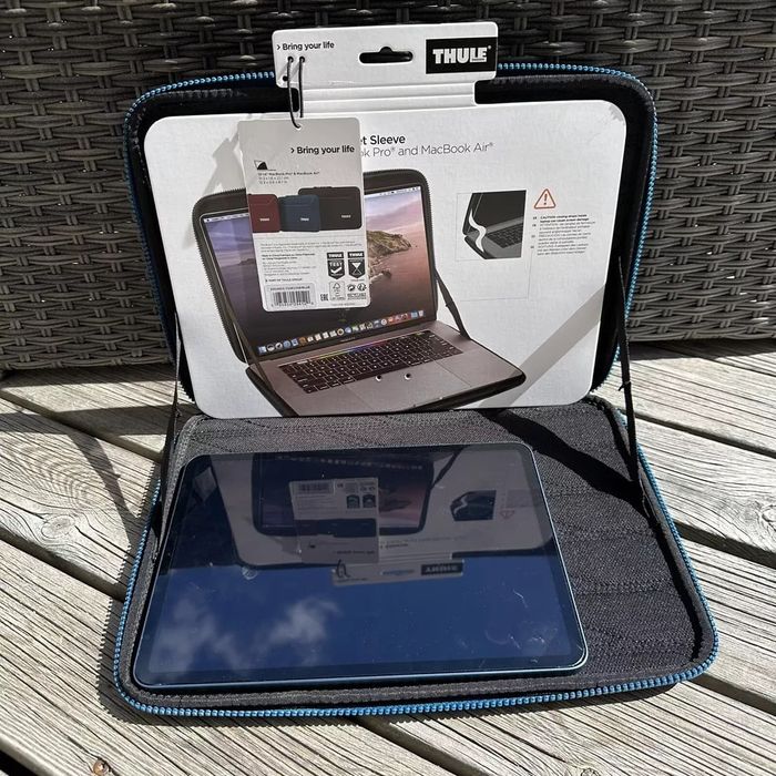 Твердий чохол для MacBook Thule Gauntlet