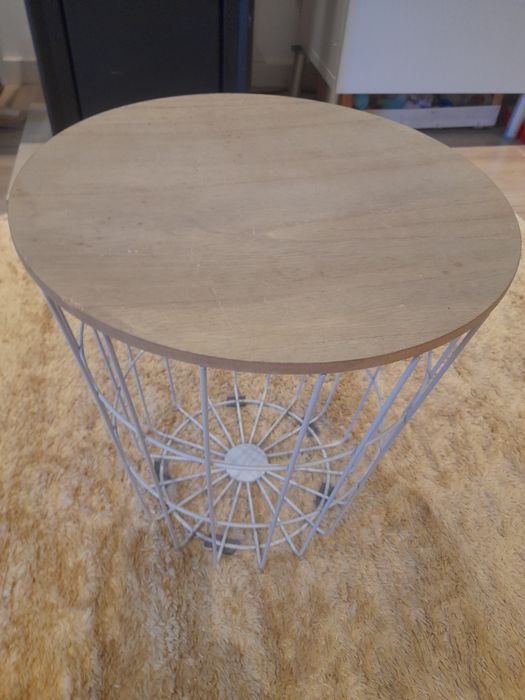 Mesa de apoio redonda  com tampo de madeira do Ikea.