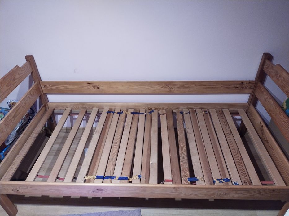 Łóżko drewniane *