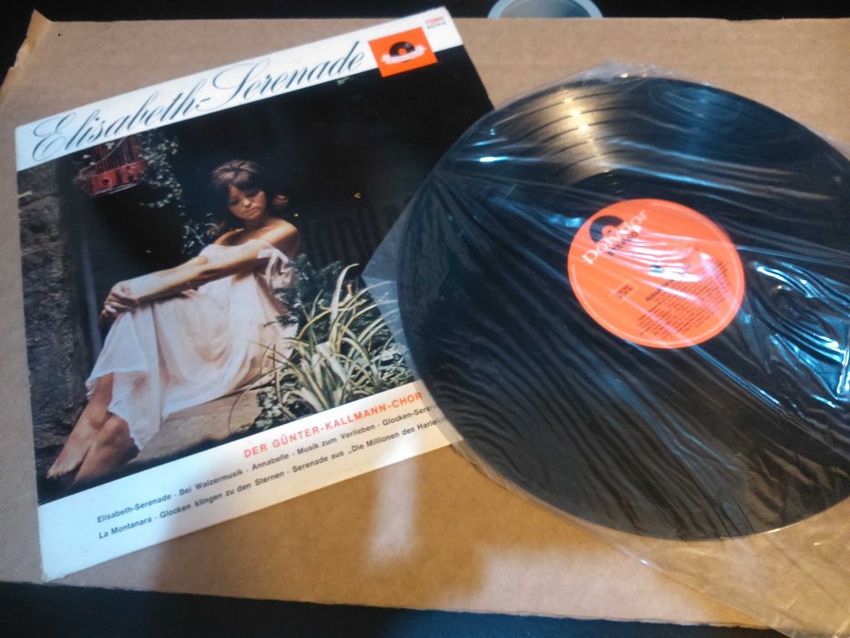 2 discos em Vinil LP, " SURPRISE PARTIE DE TOUJOURS nº 2 " e "ELIZABETH SERANADE " muito antigos em bom estado.