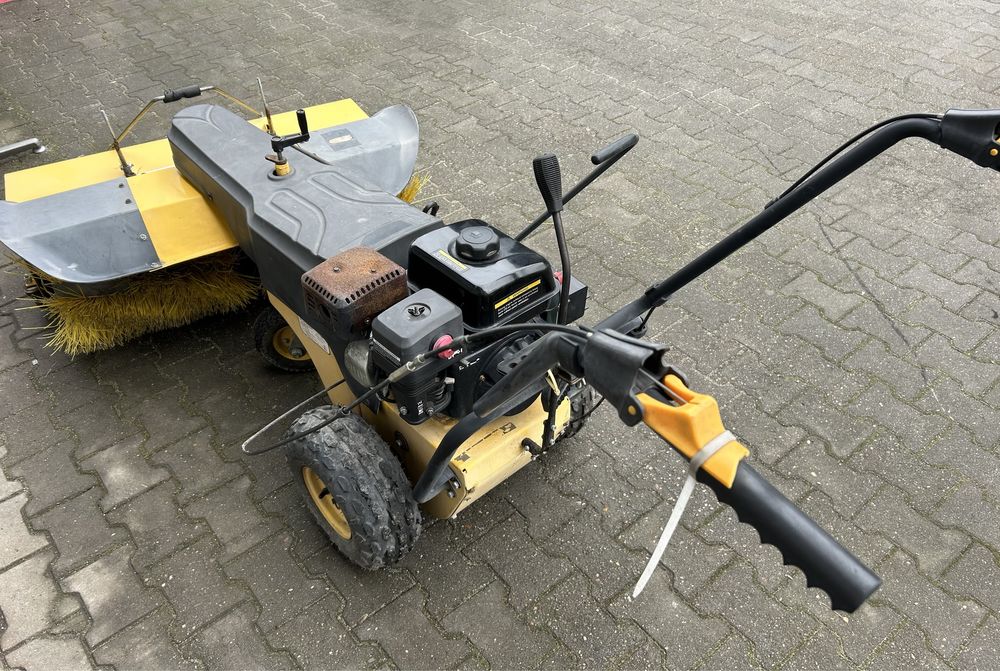 Zamiatarka  spalinowa z koszem Gasoline Sweeper
