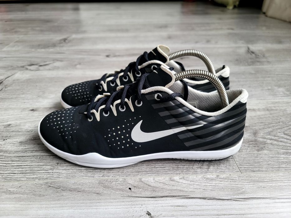 Продам фірмові кросівки Nike studio trainer