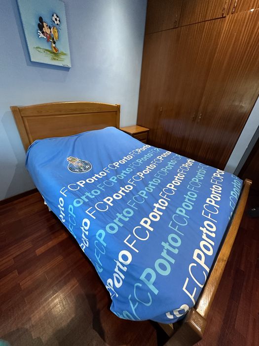 Cama, comoda com espelho, mesas de cabeceira e móvel em madeira maciça