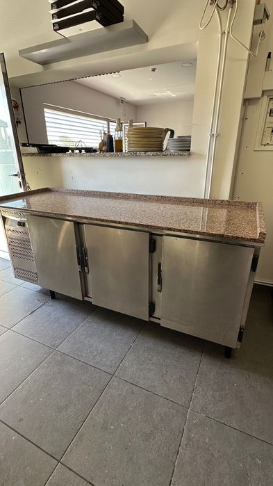 Bancada Refrigerada Profissional em Inox com Tampo em Granito