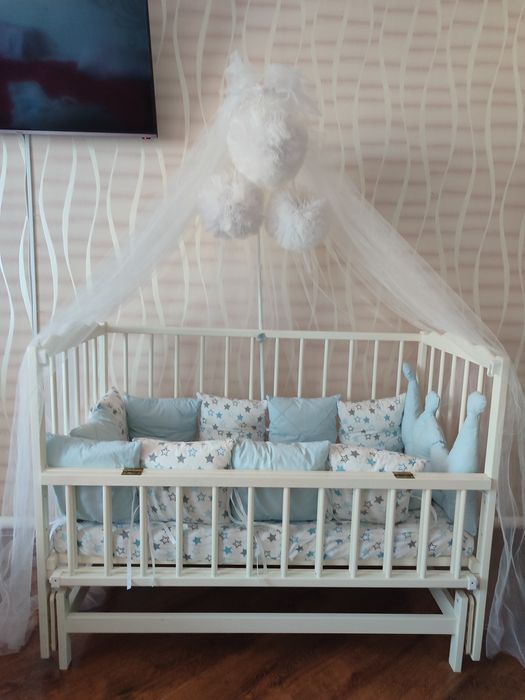 Дитяча кроватка в комплекті