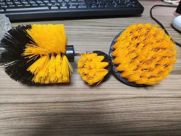 Три щетки для чистки в кухне, ванной или авто