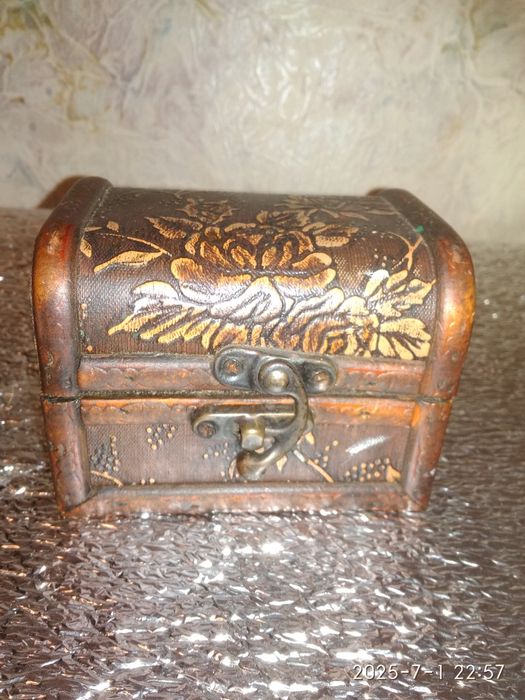 Маленьких деревянный сундучок