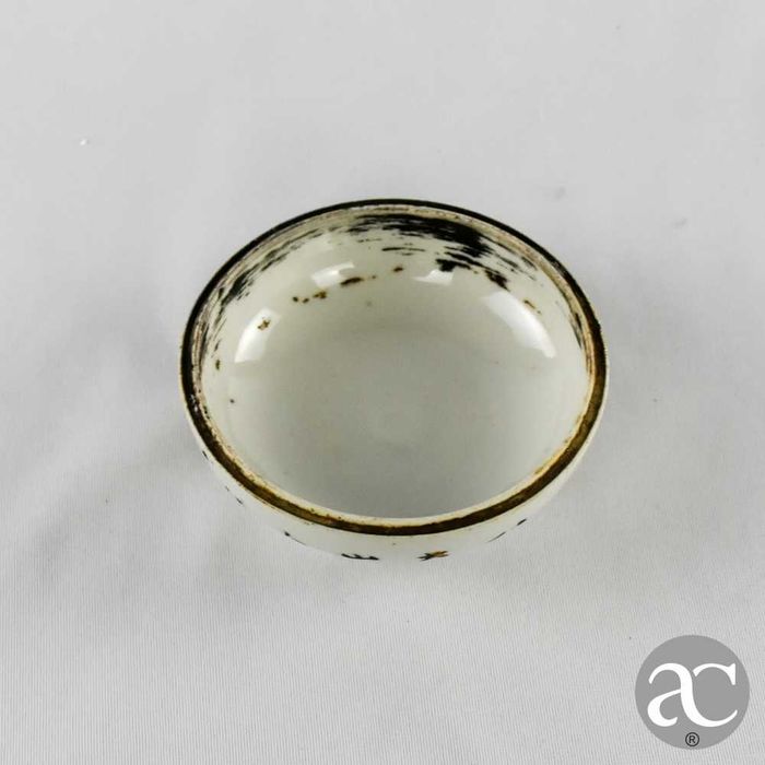Caixa redonda em porcelana da China, com caracteres chineses, séc. XIX