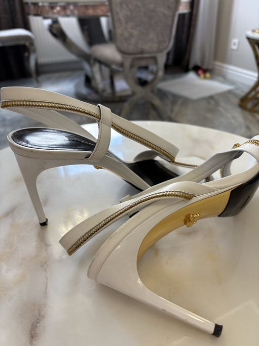 Босоножки Versace белые