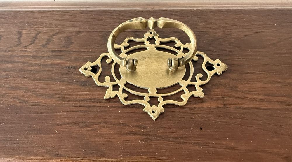 Máquina de costura antiga, restaurada e a coser