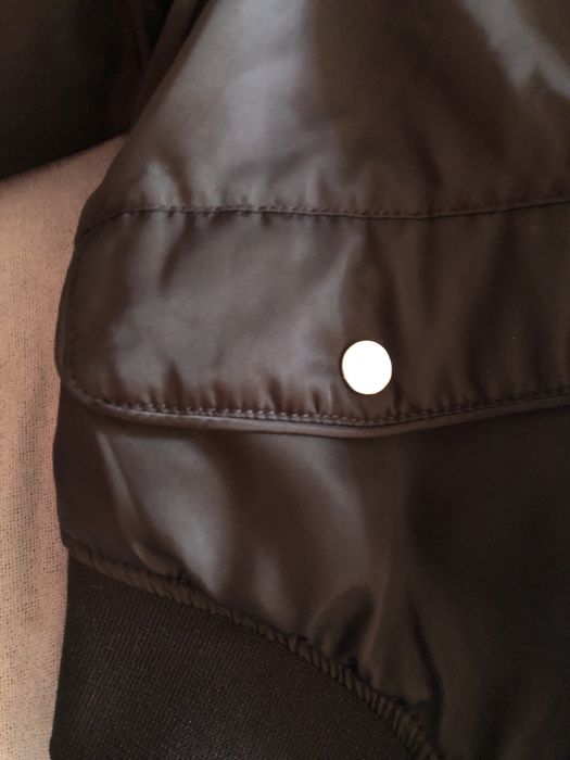 Blusão com fecho inteiro, bolsos á frente com mola