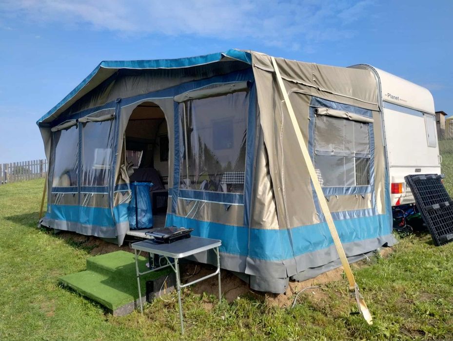 Przyczepa kempingowa stacjonarna Lunar z parcela nad jeziorem Giby