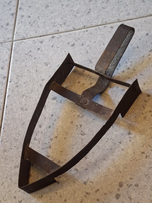 Ferro de engomar antigo a carvão