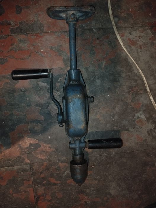 ручная дрель с упором под плечо