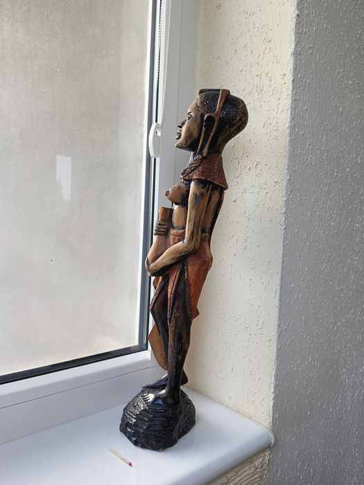 Stara afrykańska rzeźba z drewna kobieta akt pracująca z wodą i dużymi